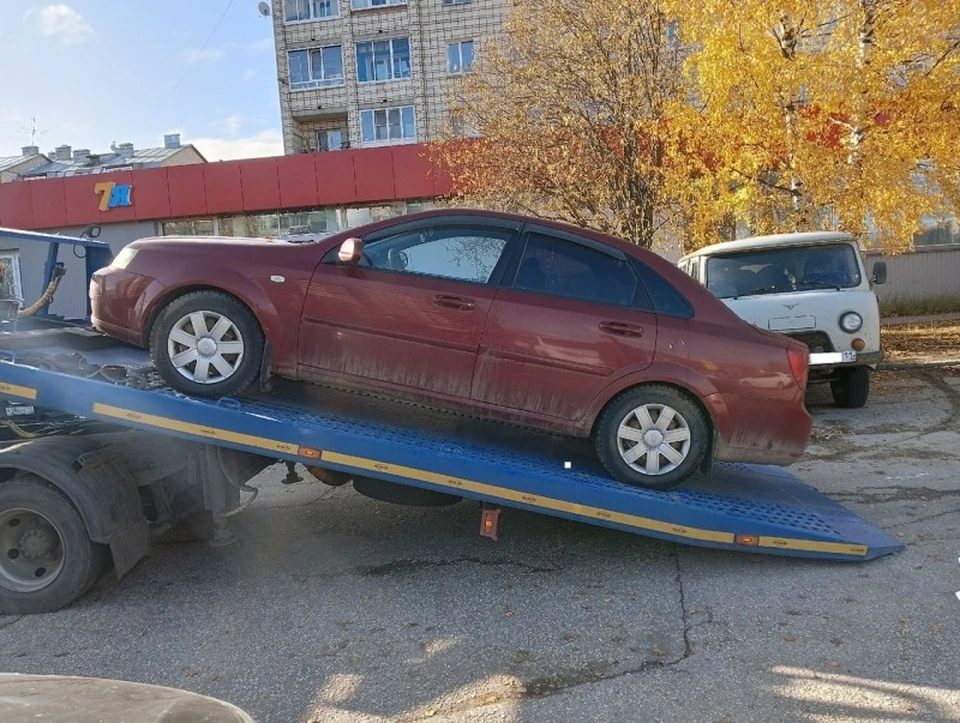 В Сыктывкаре судебный пристав конфисковала две иномарки