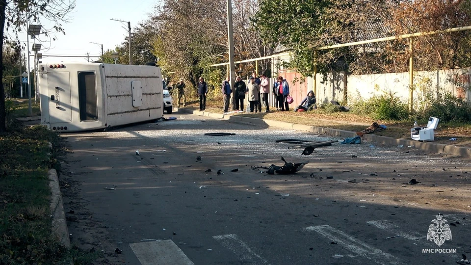 В ДТП с автобусом и легковушкой пострадали 10 человек, один погиб. Фото - МЧС ЛНР