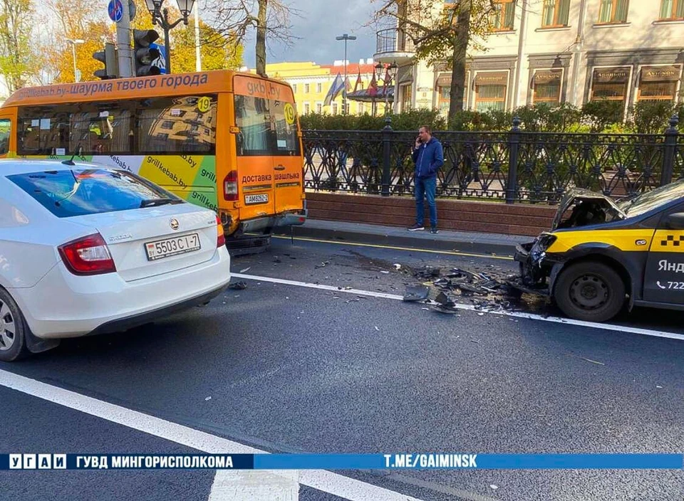 В центре Минска машина такси врезалась в маршрутку. Фото: телеграм-канал УГАИ ГУВД Мингорисполкома