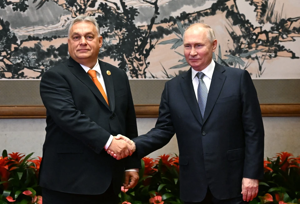 Виктор Орбан и Владимир Путин перед началом беседы в Пекине.