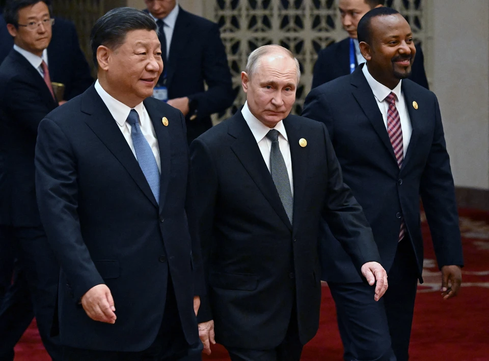 Путин и Си Цзиньпин проводят переговоры в узком составе за обедом