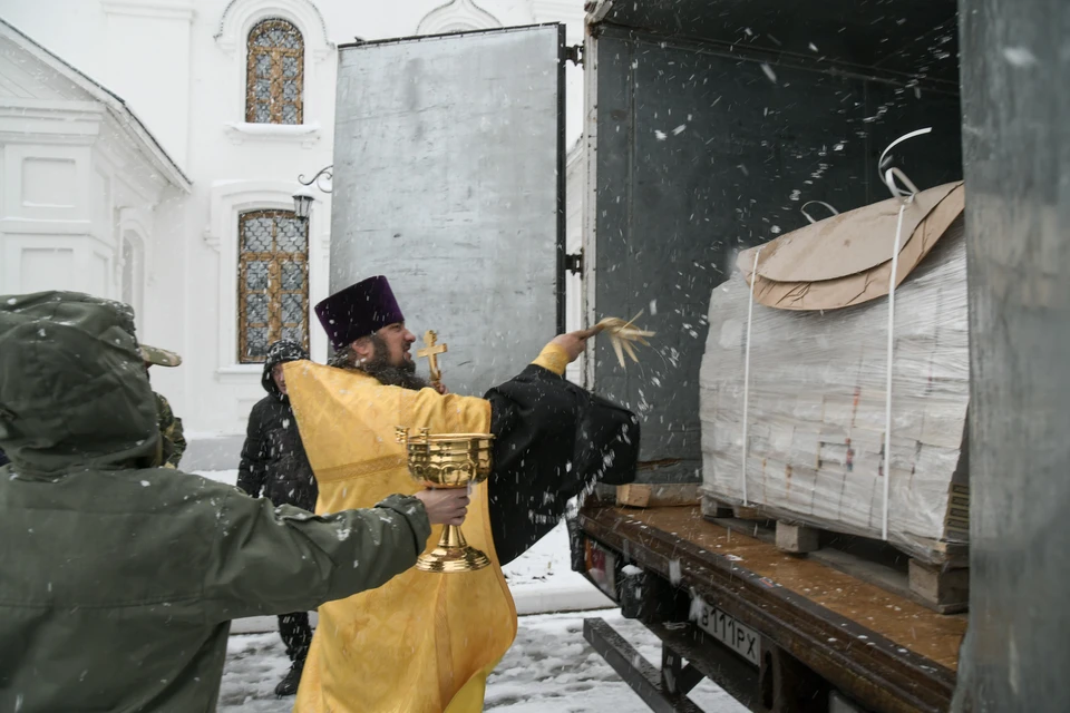 Три грузовика гумпомощи отправили из Нижегородской области участникам СВО. Фото: Николай Рахматулин. Источник: сайт Нижегородской митрополии