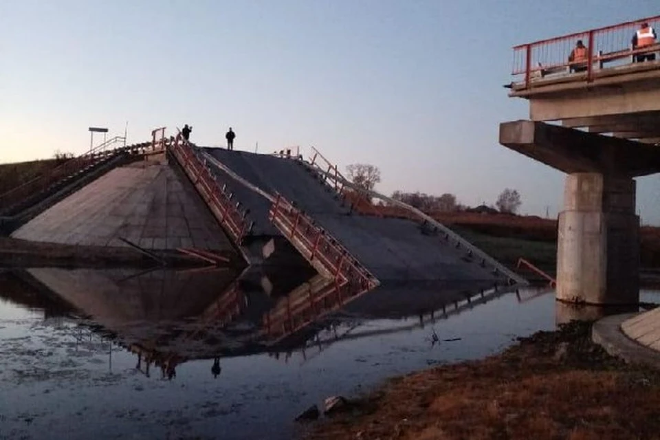 Сначала опора накренилась, после чего конструкция переломилась и рухнула вниз. Фото: ТУАД Новосибирской области