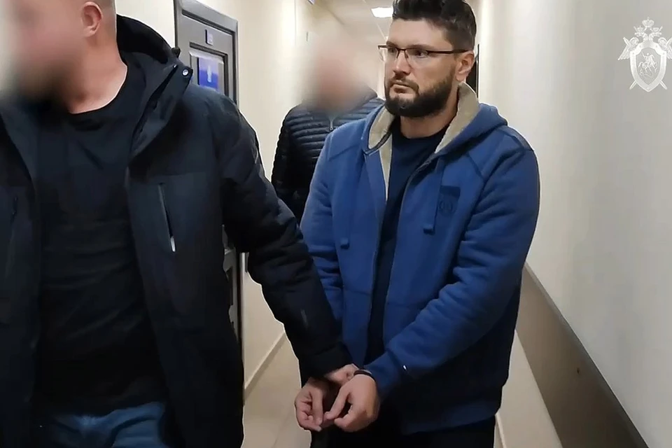 Задержанный Роман Микоян у кабинета следователей.
