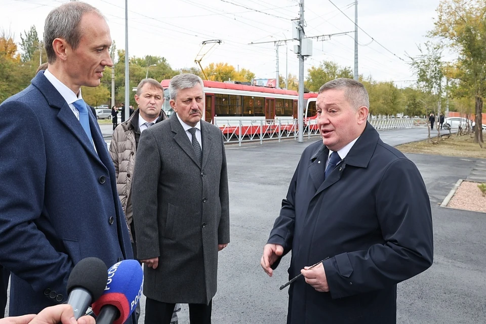 Чиновники первыми прокатились по обновленной ветке. Фото: АВО