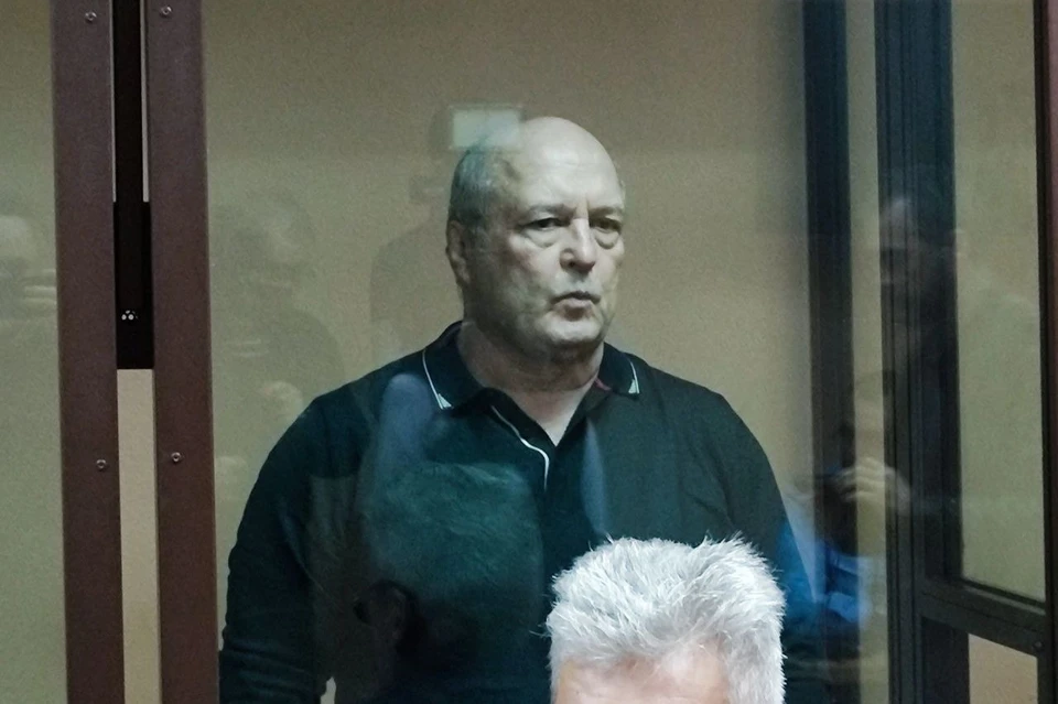 Василий Саввон, сидящий на скамье подсудимых вместе с Корчагиным, некоторое время работал его телохранителем