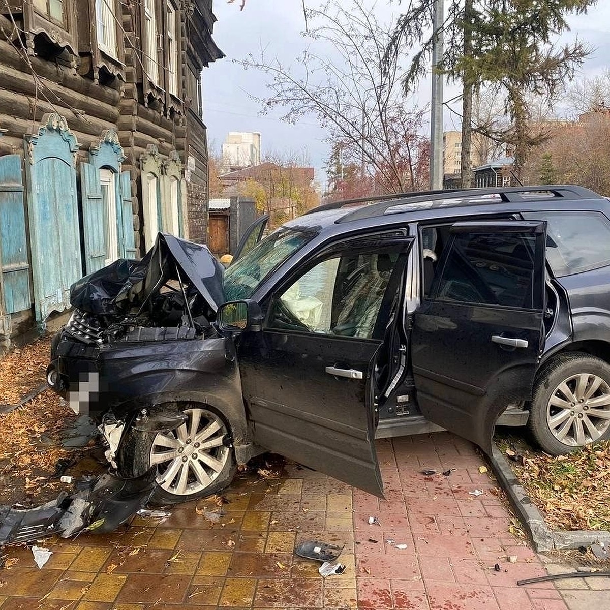 В Томске в жилой дом врезался легковой автомобиль Subaru - KP.RU