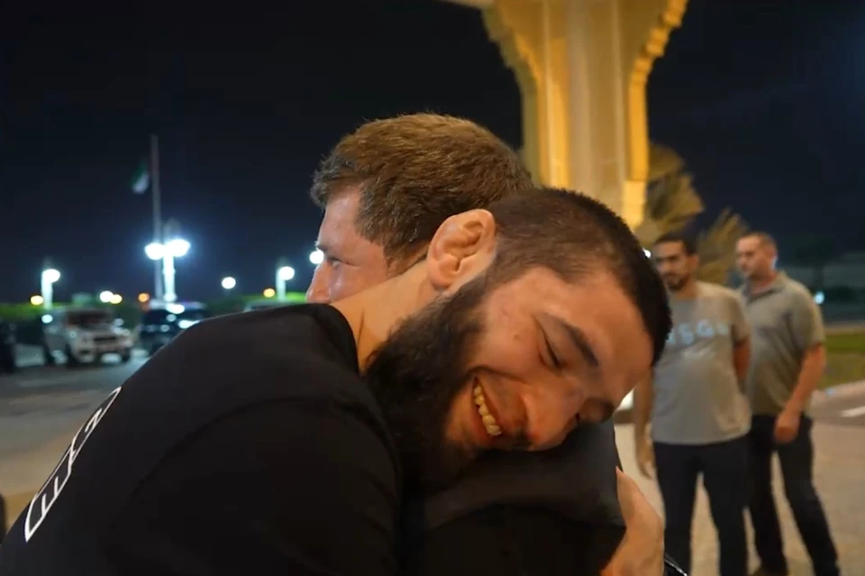 Рамзан Кадыров лично встретил Хамзата Чимаева после победы на UFC 294. Фото: стоп-кадр видео
