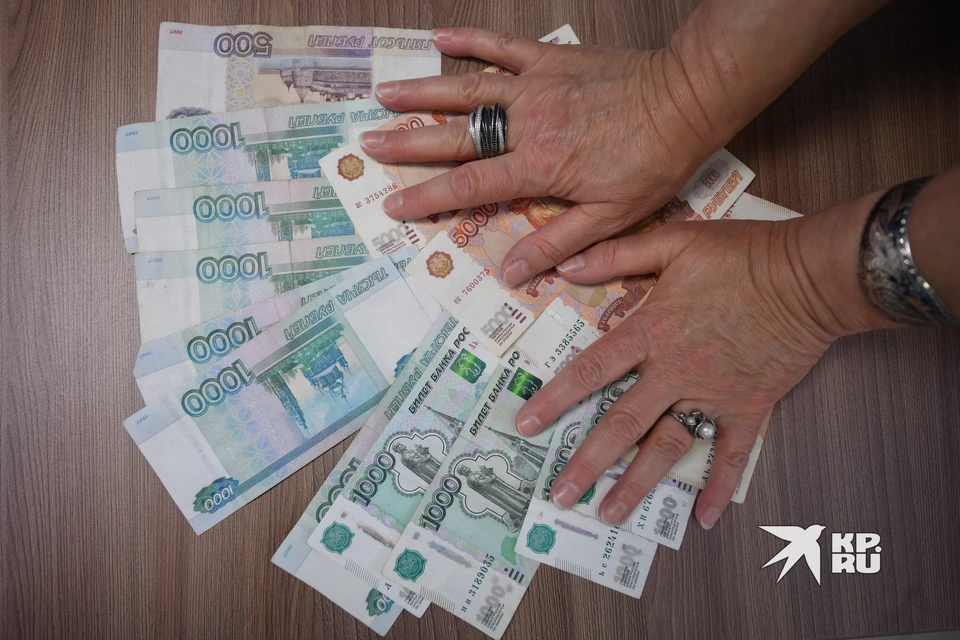 39% респондентов отметили, что зарплаты хватает, но с трудом