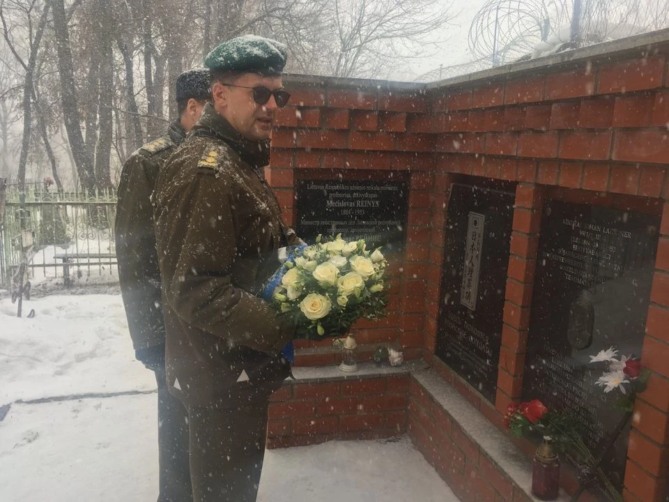 Представители посольства Эстонии у мемориальной таблички генералу Йохану Лайдонеру. Фото пресс-службы Посольства Эстонии в Москве