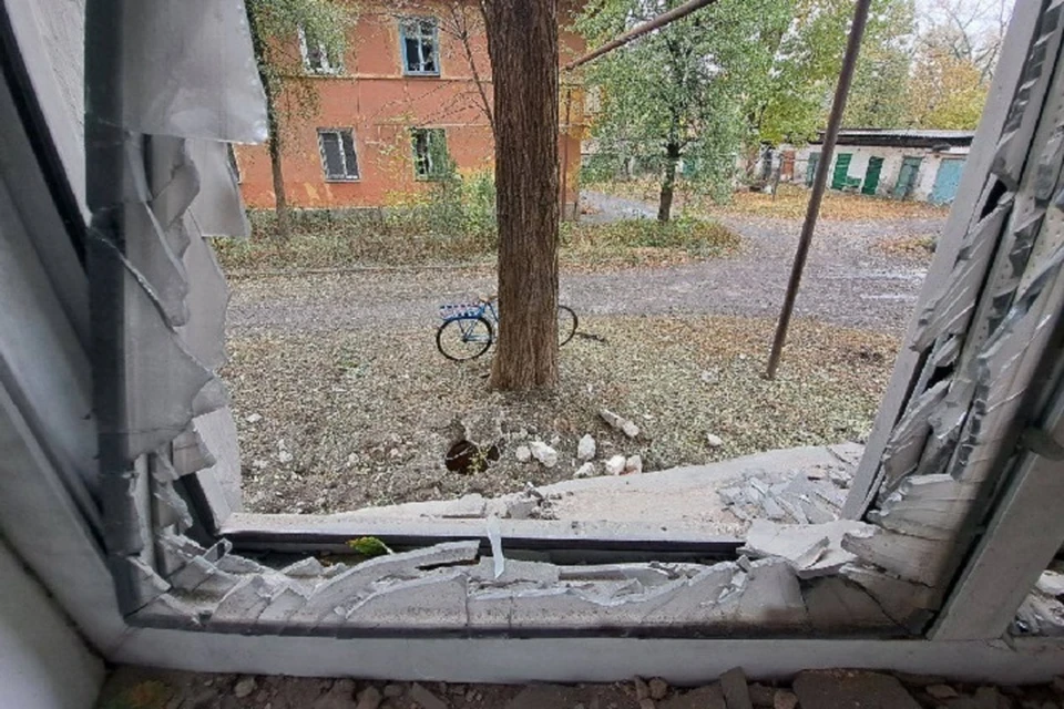 Один из снарядов сильно повредил многоквартирный дом в Донецке (архивное фото)