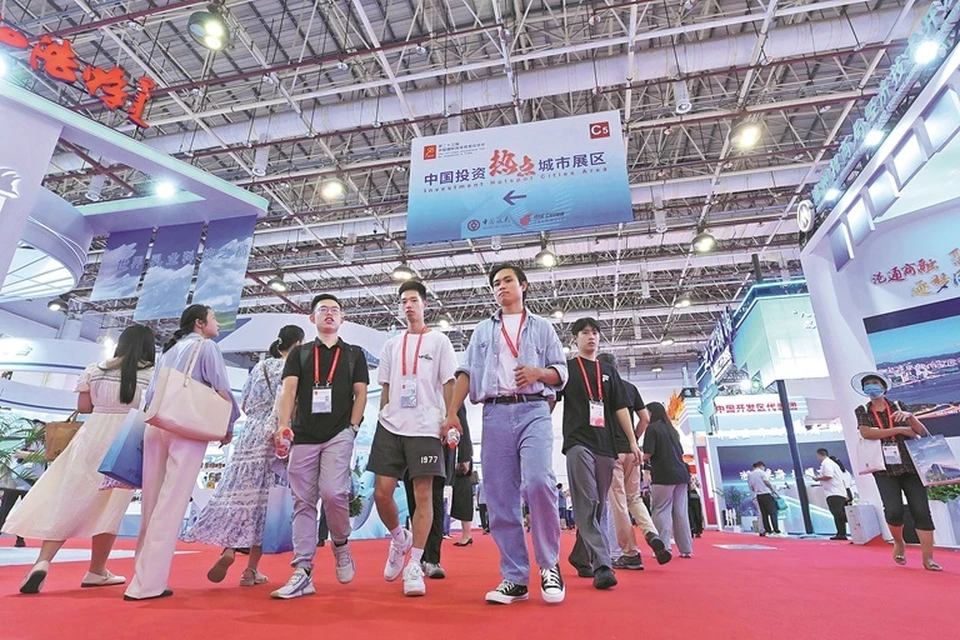 Посетители осматривают стенды во время 23-й Китайской международной ярмарки инвестиций и торговли в Сямэне, провинции Фуцзянь, в прошлом месяце. / СИНЬХУА