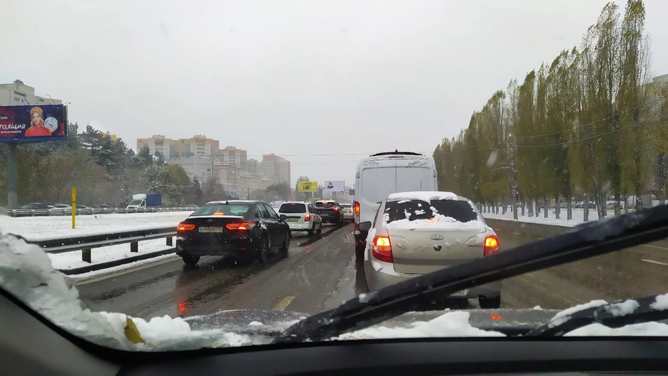 Утренние пробки из-за снега возникли практически во всех районах Воронежа.
