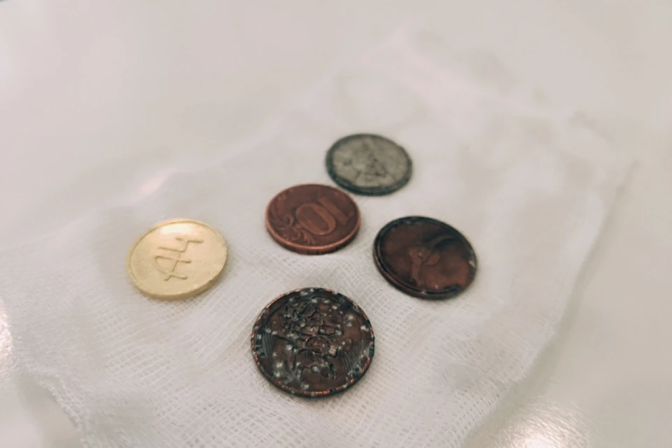 Большая часть таких монет покрыта составом, разъедающим слизистые оболочки. Фото: минздрав КО