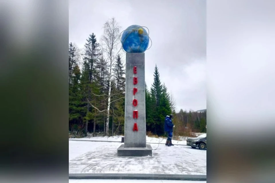 Днем 26 октября установили макет земного шара со спутниками. Фото: социальные сети мэра