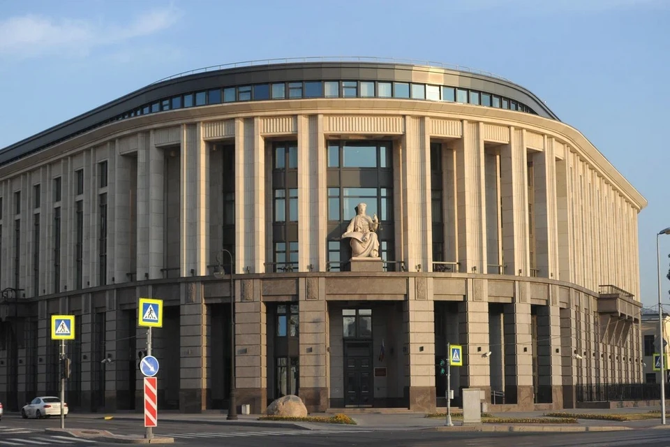 Аноним угрожал взорвать суды Петербурга.