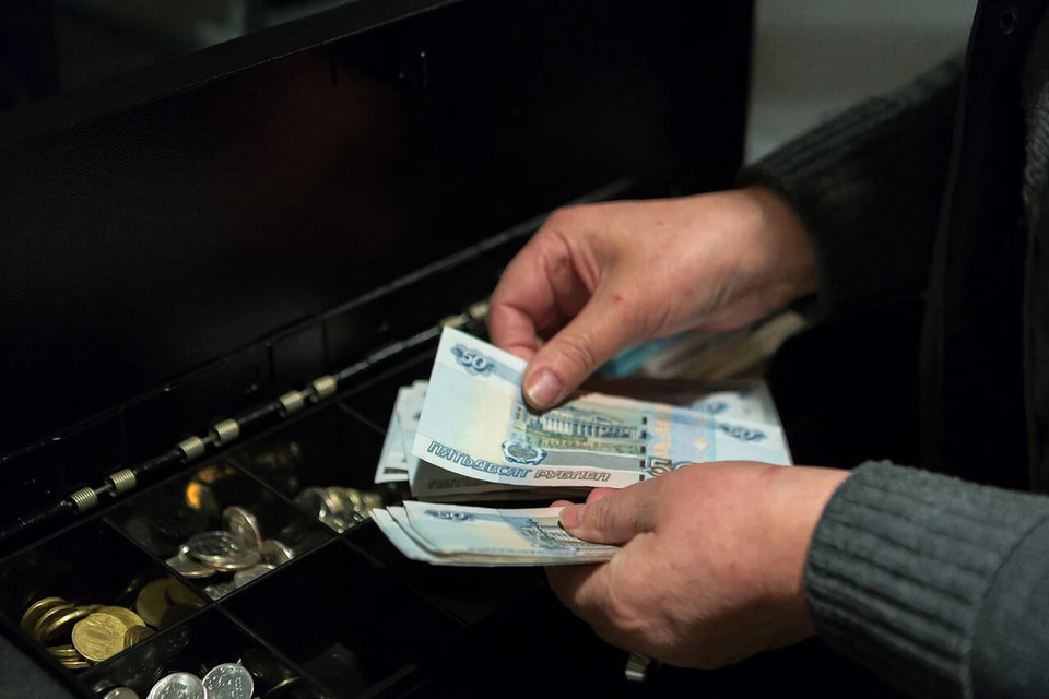 Кассиры могут начать проверять паспорт при продаже зажигалок и энергетиков в Петербурге.
