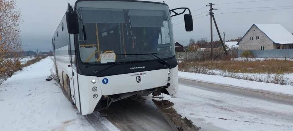 «Нива» врезалась в автобус