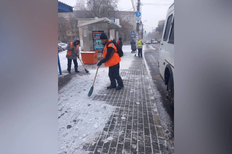Нижегородские коммунальщики круглосуточно чистят дорогу. Фото: телеграм-канал Юрия Шалабаева.