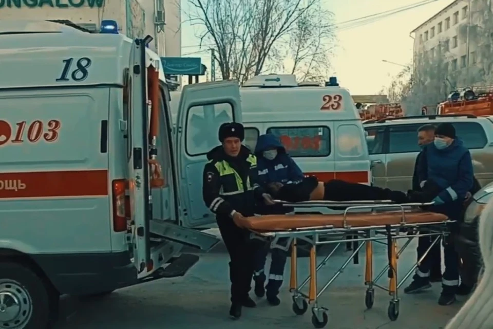 Максим Бубенчиков самоотверженно спасал людей на пожаре. Фото: скриншот видео