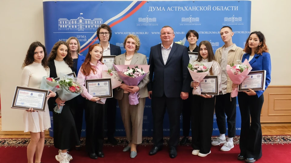 Сертификаты о прохождении курса слушателям вручил спикер парламента Игорь Мартынов