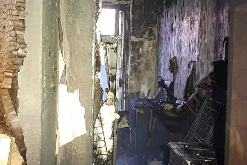 Пожарные вынесли из квартиры мужчину с ожогами. Фото: ГУ МЧС по Новосибирской области