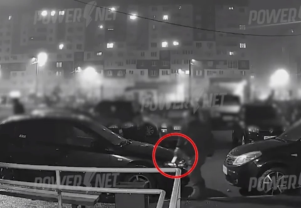 Драка попала на камеру на подъезде. Кадр с видео vk.com/powernet.