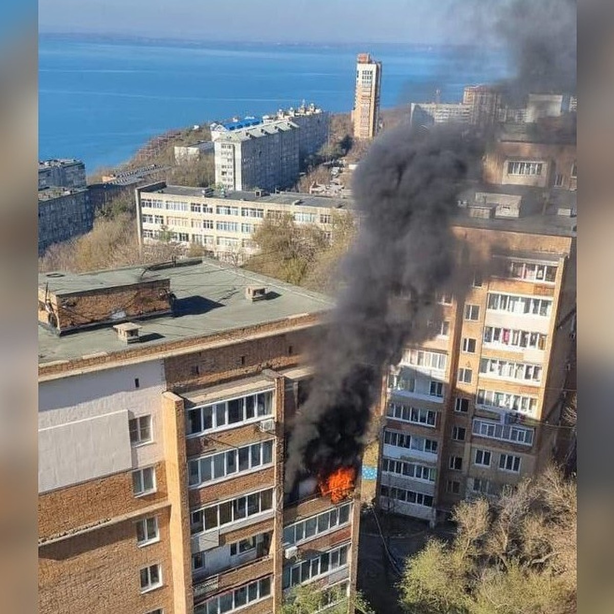 Толпа зевак собралась посмотреть на пожар во Владивостоке, пока хозяева  тушили огонь - KP.RU