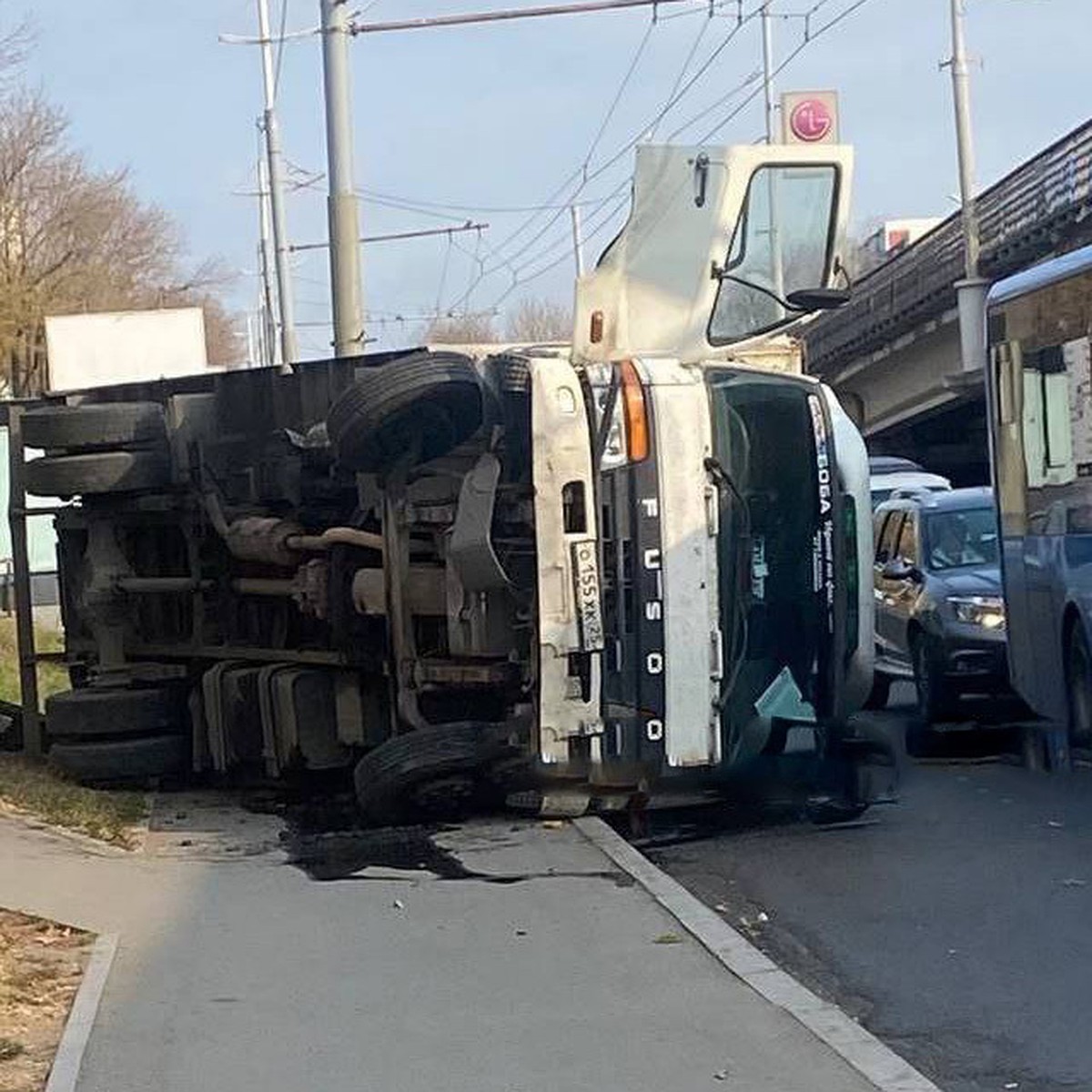 Перевернувшийся грузовик во Владивостоке стал причиной дорожного коллапса -  KP.RU