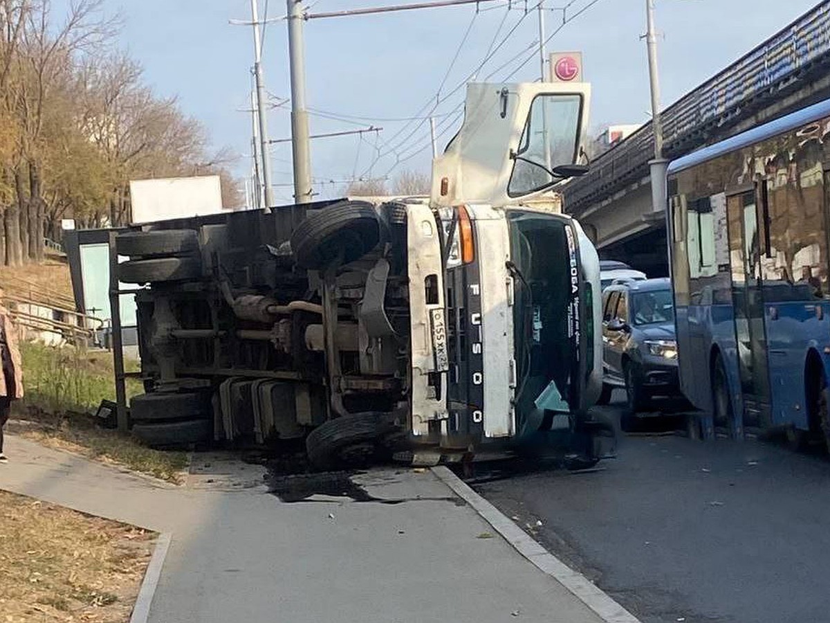 Перевернувшийся грузовик во Владивостоке стал причиной дорожного коллапса -  KP.RU