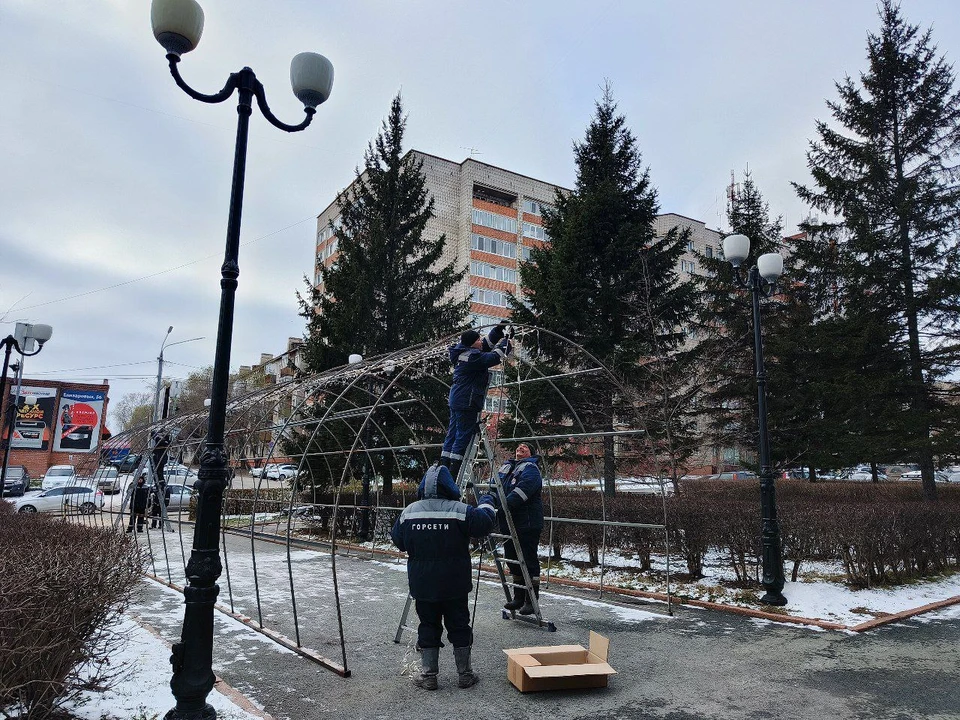 Специалисты «Горсетей» приступили к установке «Тоннеля желаний». Фото: «Горсети»