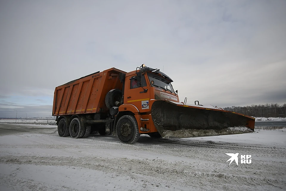 После обильных снегопадов коммунальные службы ведут усиленную борьбу с наледью и сугробами