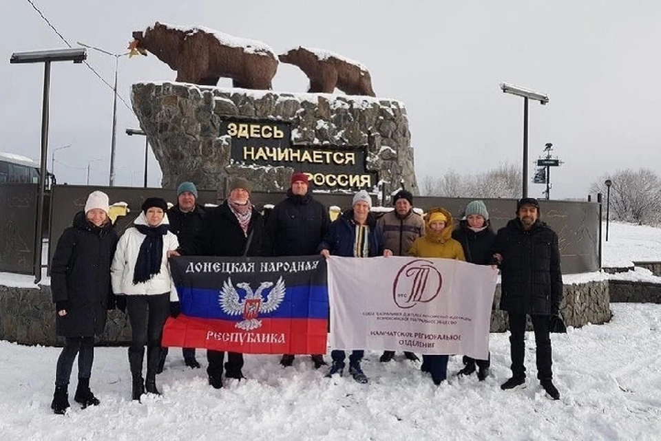 Сразу же по прилету артисты сфотографировались у знаменитого памятника «Здесь начинается Россия». Фото: Администрация города Мариуполя