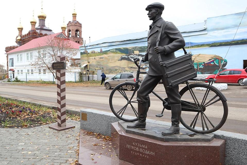 Памятник художнику в родном Хвалынске. Он посвящен поездке Петрова-Водкина в Европу на велосипеде в 1901 году