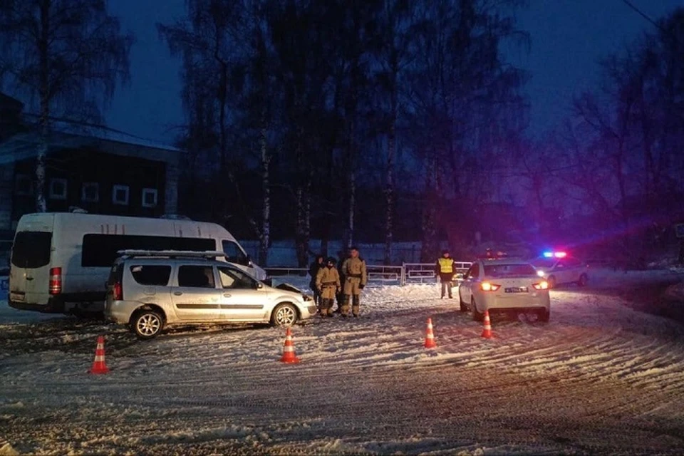 ДТП произошло вечером 2 ноября рядом с домом на Почтовой, 2. Фото: ГИБДД по Свердловской области