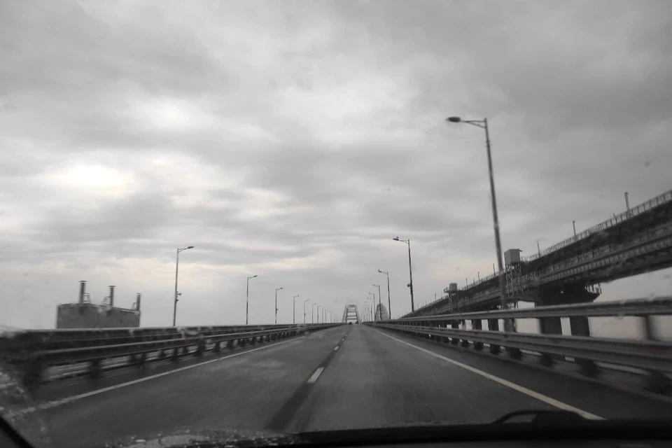 В очереди перед Крымским мостом с обеих сторон стоят 373 авто
