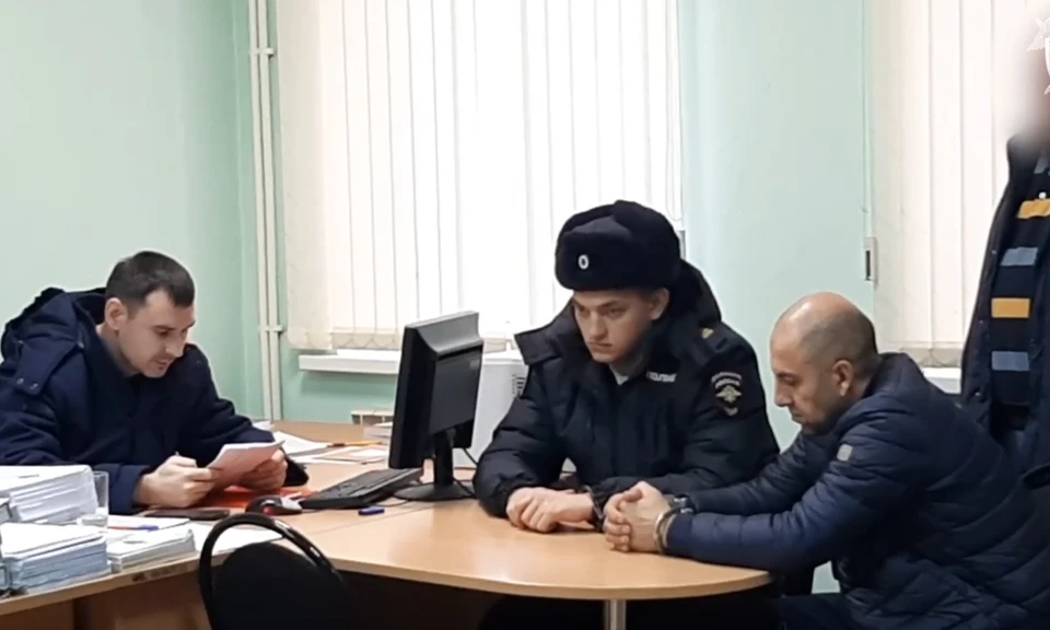 Подозреваемый в кабинете у следователя СК России по Рязанской области.