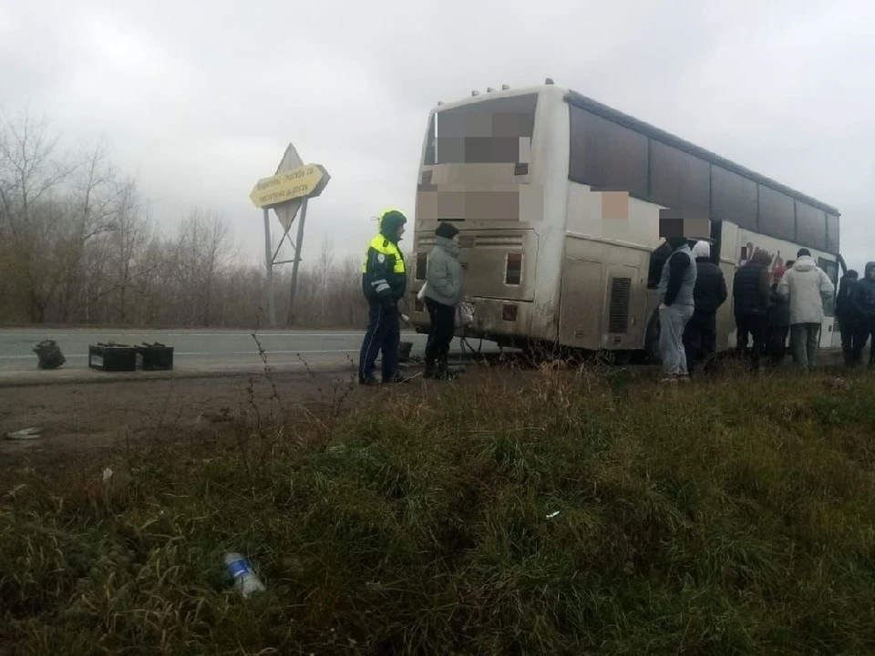 Пассажирам помогли сотрудники полиции. Фото: ГУ МВД России по региону