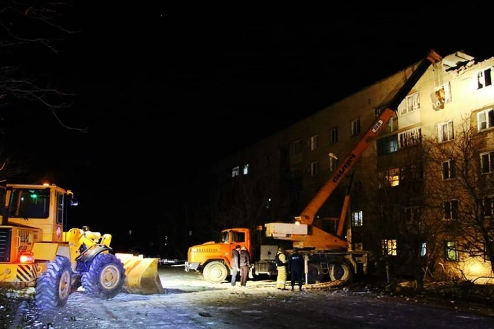 В Докучаевске извлекли из-под завалов дома двоих погибших от обстрела ВСУ. Фото: МЧС ДНР
