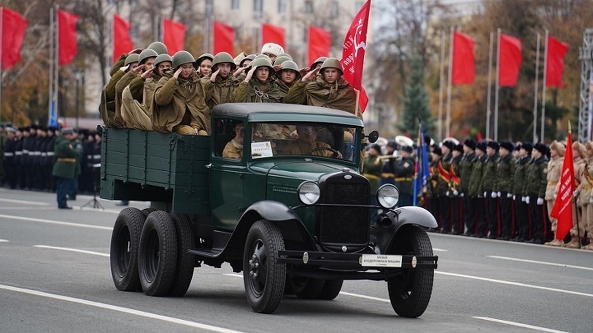 Парад Памяти в Самаре 7 ноября 2023: опубликованы фото и видео с площади  Куйбышева - KP.RU