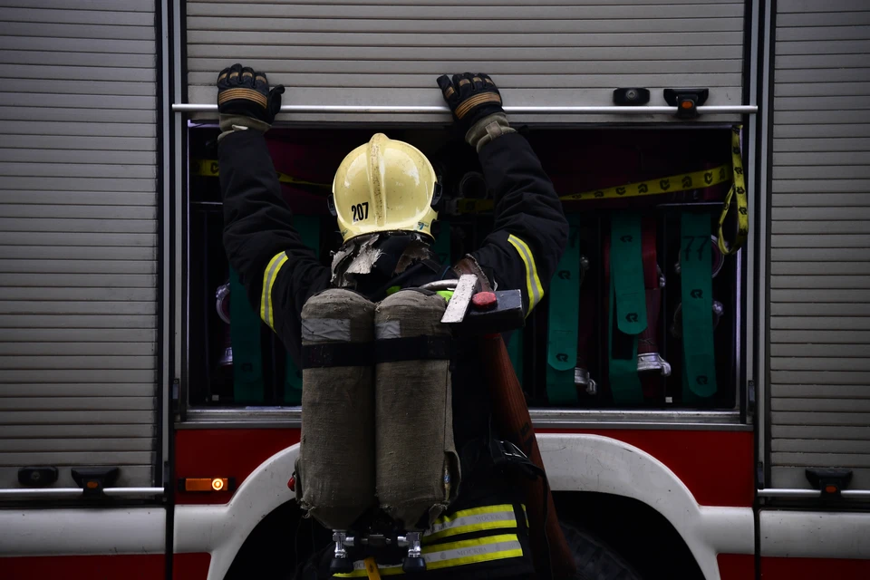 Пожарные спасли из горящего здания двух женщин
