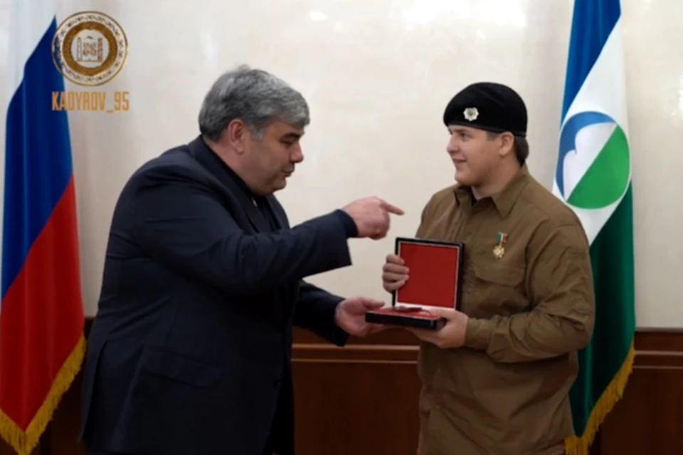 Очередную награду Адаму Кадырову вручил глава КБР Казбек Коков. Фото: стоп-кадр видео