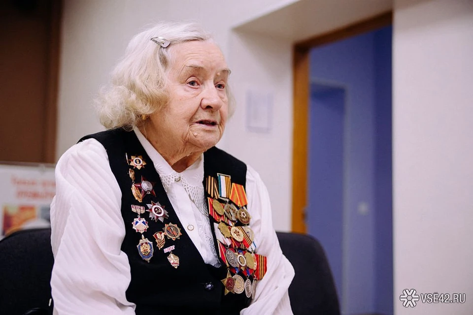 Ветерану Великой Отечественной войны из Кемерова Анне Котенко исполнилось 100 лет. Фото - пресс-служба администрации Кемерова