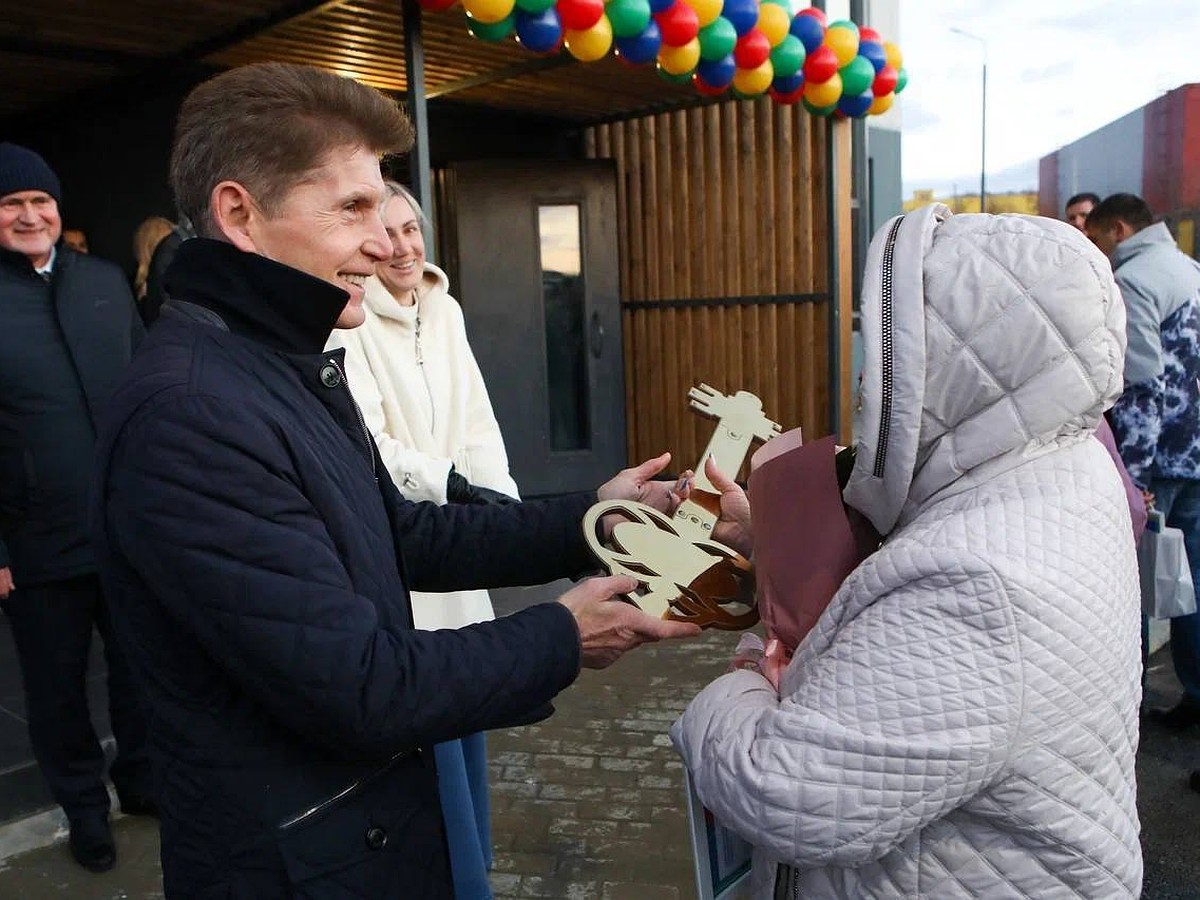 Дождались новоселья: губернатор Приморья Олег Кожемяко вручил ключи от  новых квартир жителям аварийных домов - KP.RU