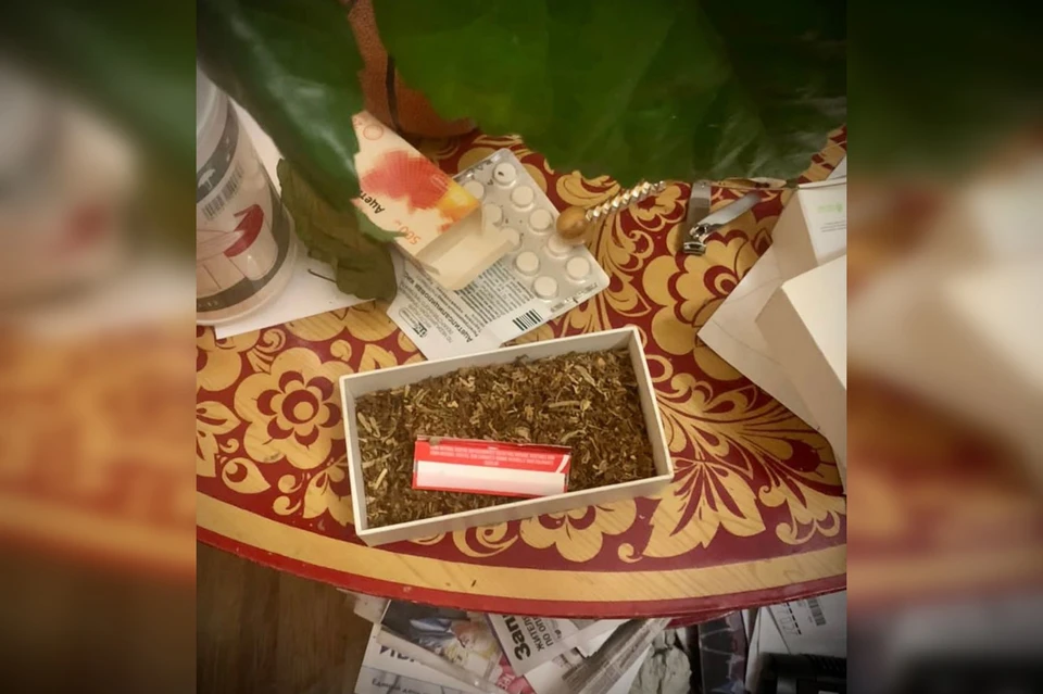 В квартире нашли несколько свертков с наркотиками растительного происхождения. Фото: МВД Якутии
