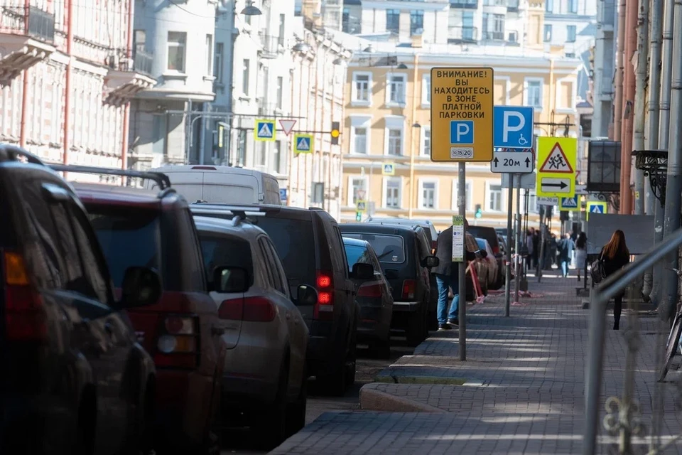 Петербурженке отменили штраф за парковку из-за ошибки в госномере.