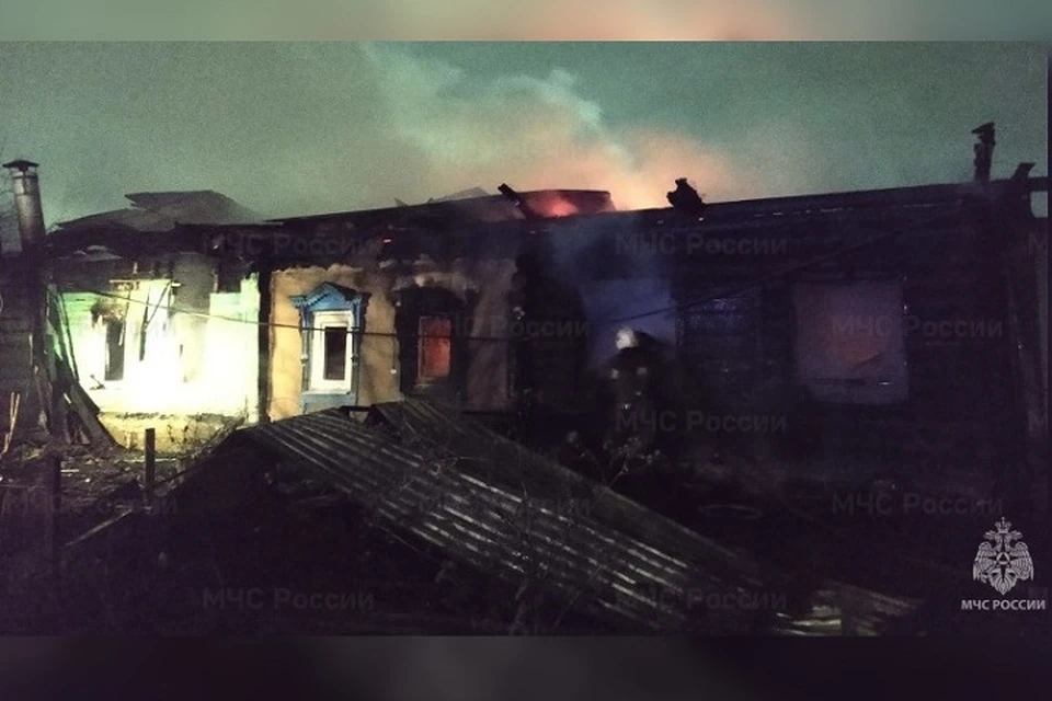 Костромич спалил дом, в котором раньше жила его бывшая. ФОТО: МЧС по Костромской области