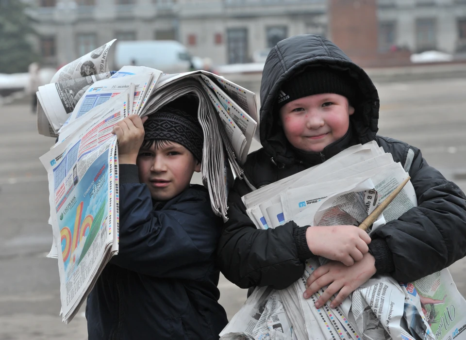 Школьники собирают старые газеты.