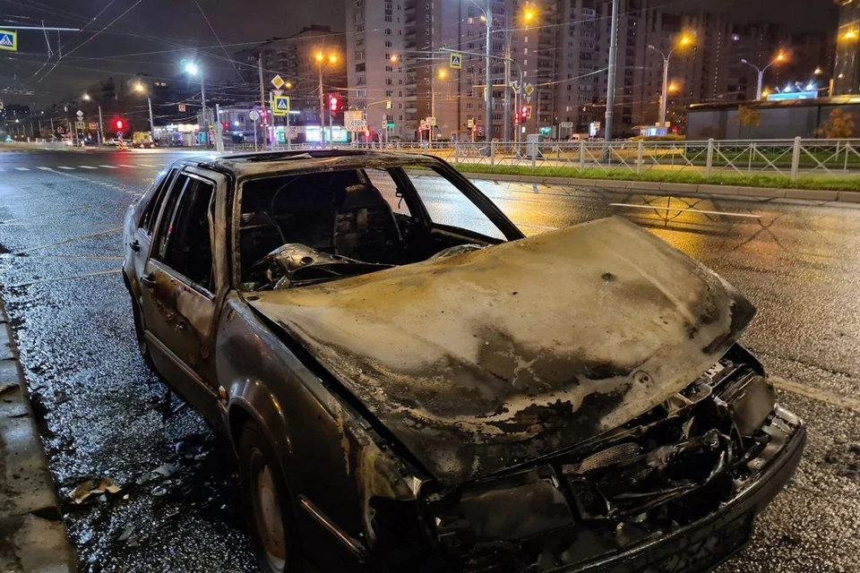 Огонь почти полностью уничтожил иномарку на проспекте Просвещения в Петербурге. Фото: t.me/Megapolisonline