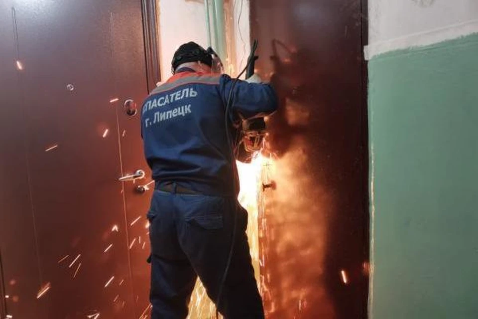 В Липецке спасатели дважды вскрывали двери квартир, где спали дети